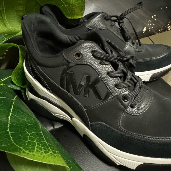 Black & white Micheal kors sneakers. Only were once, in brand new like condition - Picture 3 of 6